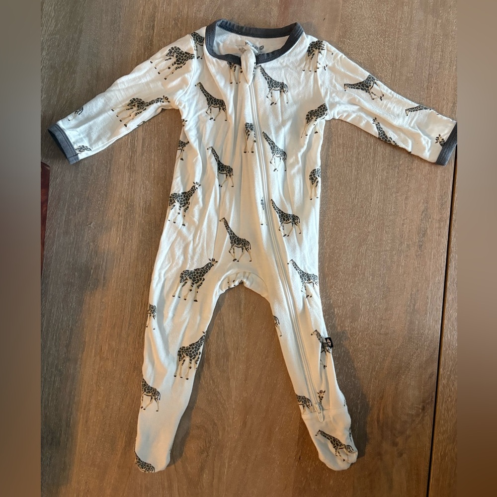 Kyte Baby Zippered Footie in Giraffe